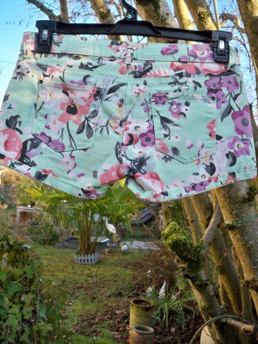 Short brodé Punk.e à fleurs -Taille S