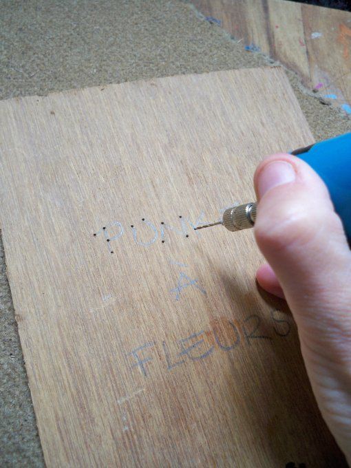 Broderie sur bois Punke à fleurs