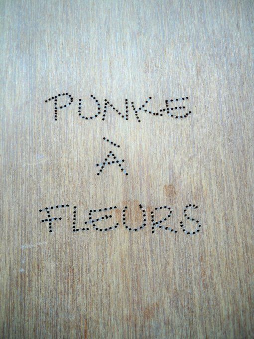 Broderie sur bois Punke à fleurs