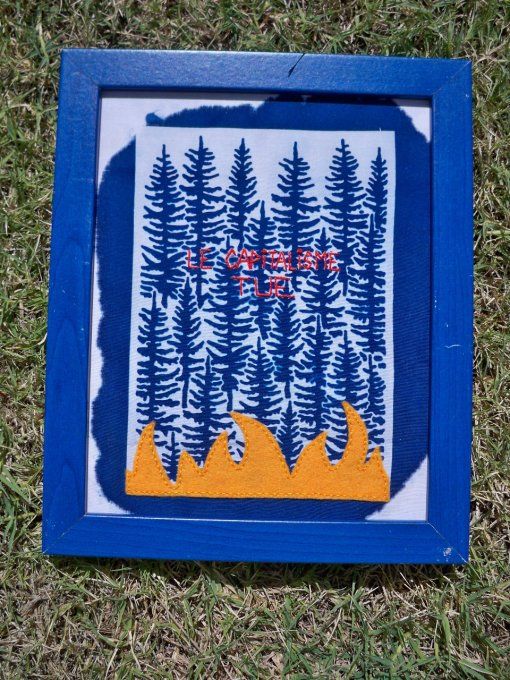 Broderie "Le Capitalisme TUE" sur cyanotype